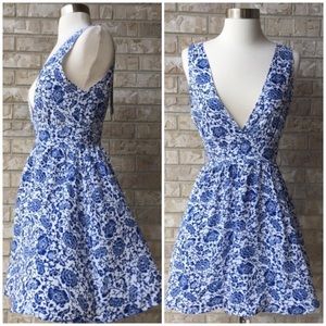 NWT Glamorous Floral V-Neck Lined Dress Size M 🌸